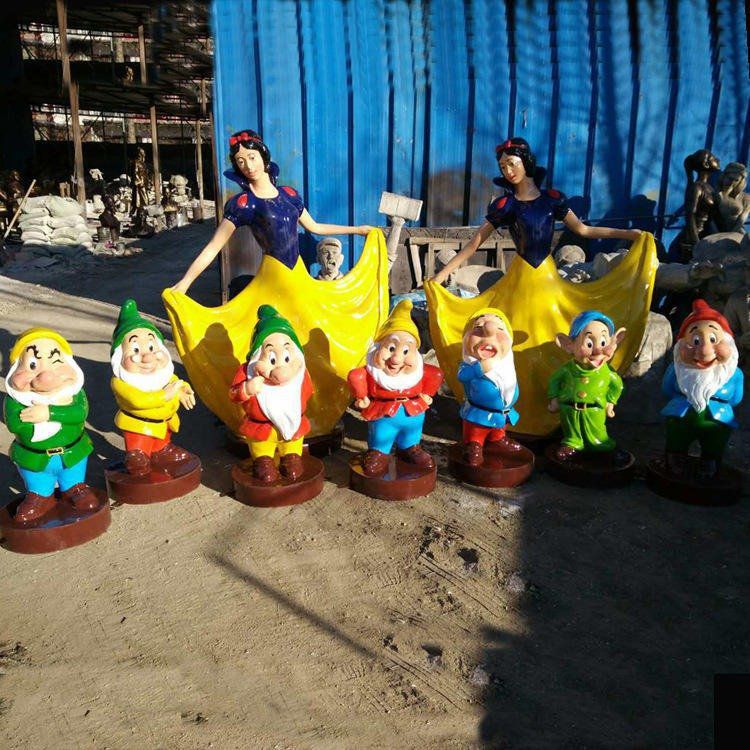 小矮人雕塑廠家，小區(qū)廣場卡通雕塑，玻璃鋼彩繪工藝制作