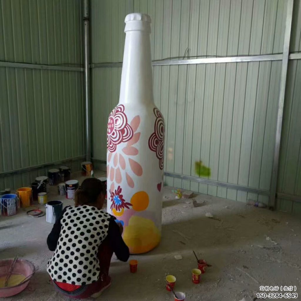 酒瓶彩繪雕塑，公園小區(qū)擺件，玻璃鋼噴漆工藝