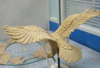 老鷹踏球雕塑，仿真鳥禽類，玻璃鋼材質雕塑