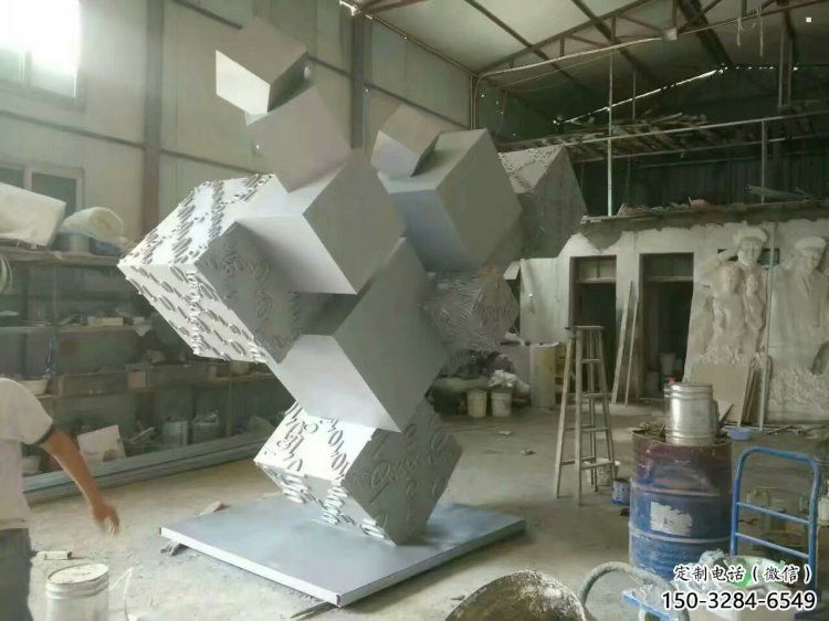 街頭正方形雕塑