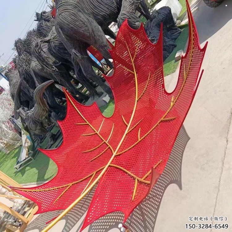 鏤空楓葉雕塑制造，街景小品，鐵藝楓葉雕塑廠家優(yōu)價
