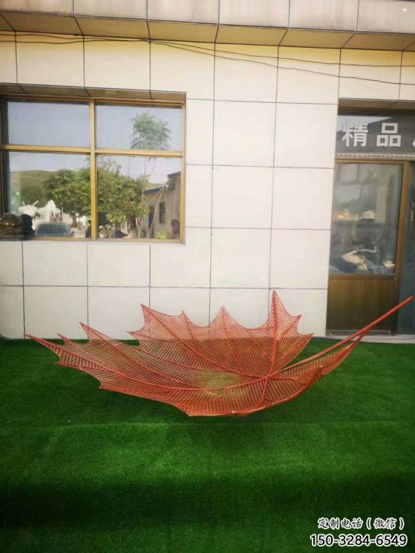 鏤空樹葉雕塑制造，藝術(shù)擺件，鐵藝樹葉雕塑訂做廠家