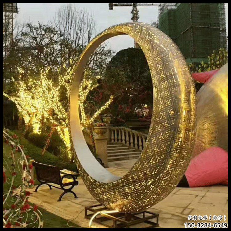 月牙雕塑制造，白鋼構(gòu)件，鏤空月牙雕塑提供