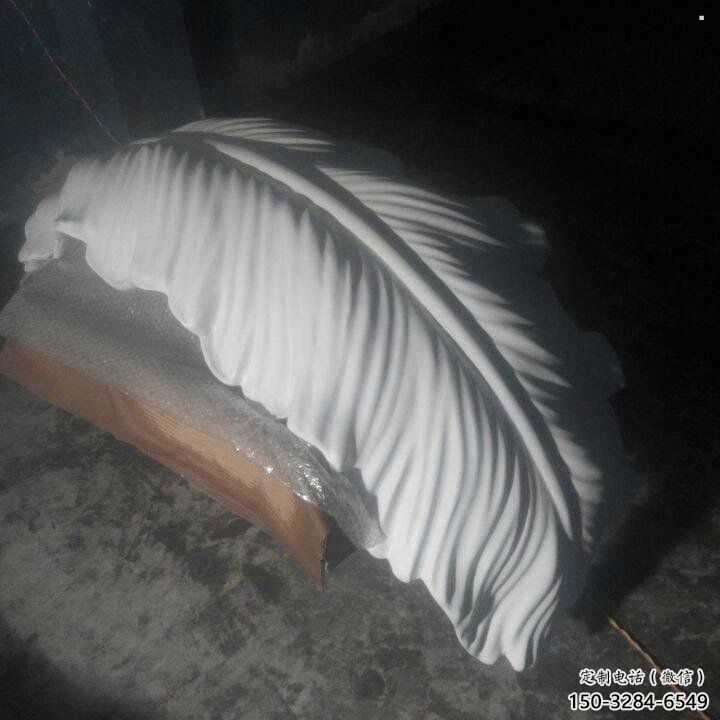 湛江羽毛雕塑供應(yīng)，花園小品，酒店玻璃鋼羽毛雕塑展品