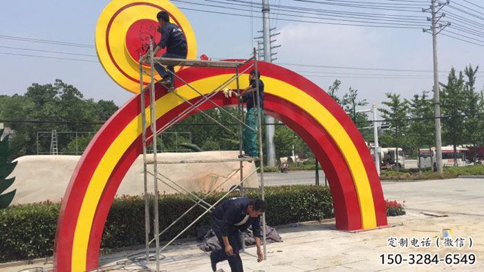 蘇州烤漆拱門雕塑，彩虹圖案設(shè)計(jì)，不銹鋼大門雕塑實(shí)景