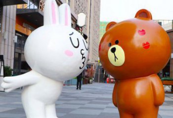 湟源步行街布朗熊雕塑，玻璃鋼動物雕塑，卡通方式
